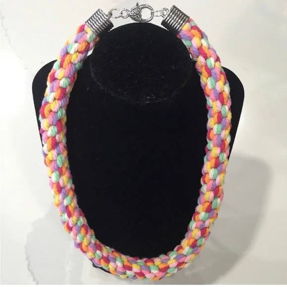 Multicolored macrame necklace - Picture 2 of 3